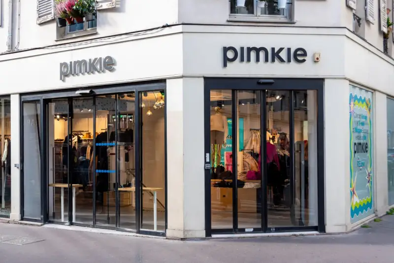Sklep Pimkie, znana marka odzieżowa, prezentuje swoje kolekcje za przeszklonymi witrynami.