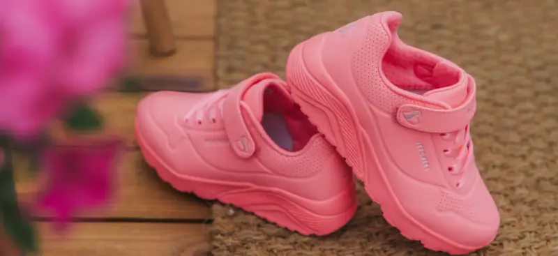Różowe buty Skechers na rzepy, idealne buty na prezent dla małej damy.