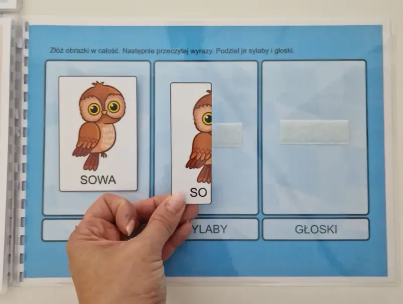 Ćwiczenia z dzielenia na sylaby i głoski. Dziecko układa obrazek sowy, dzieląc wyraz "sowa" na sylaby "so" i "wa".