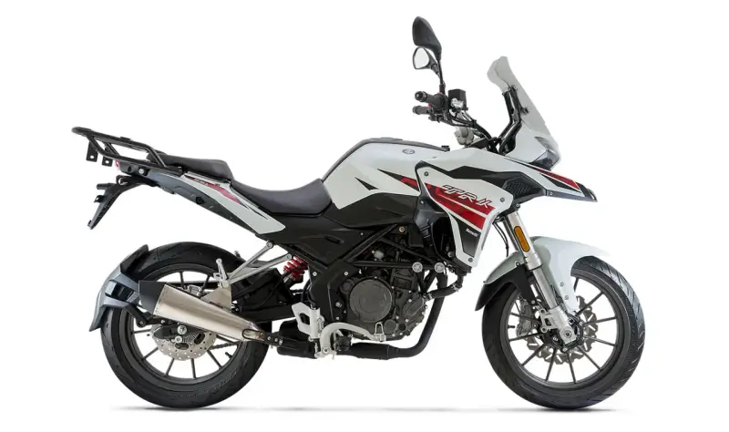 Biały motocykl Benelli TRK 251 z czerwonymi akcentami, gotowy do przygody. Sprawdź benelli trk 251 dane techniczne.