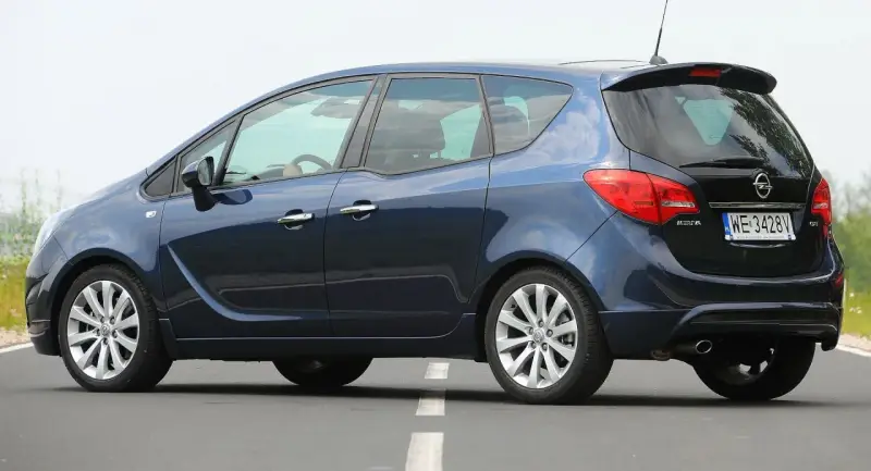 Ciemnoniebieski Opel Meriva B z polskimi tablicami WE 3428V na drodze.