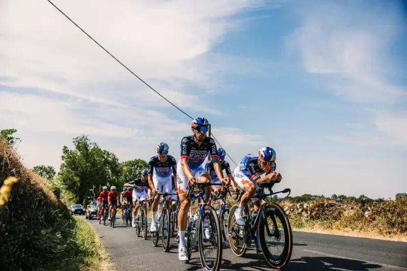 Radfahrer des Bora-hansgrohe Teams auf der Straße, bereit für den nächsten Renntag nach dem Tour de France Ruhetag.