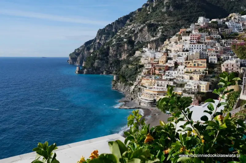 Positano, perła Wybrzeża Amalfi. Zobacz, jak kolorowe domy wspinają się po zboczu, a turkusowe morze lśni w słońcu.