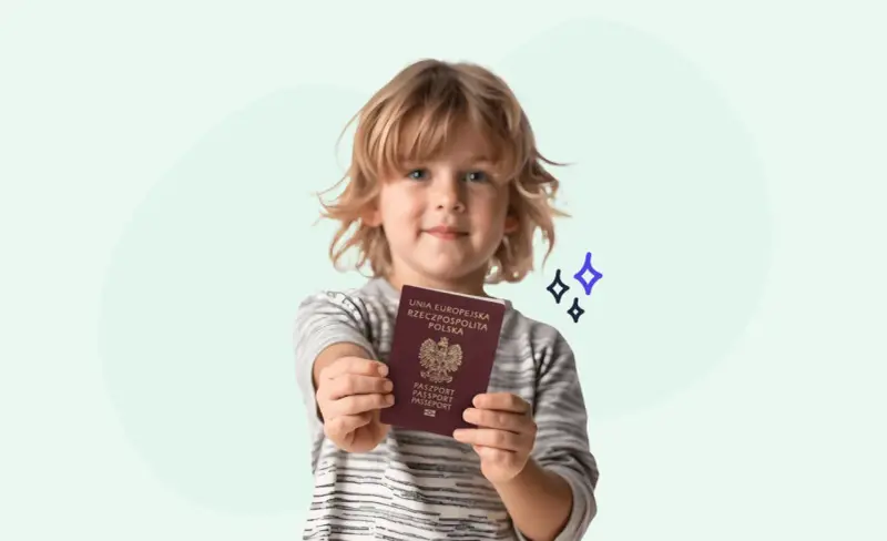 Uśmiechnięty chłopiec trzyma polski paszport. Wkrótce będzie mógł złożyć wniosek o paszport online dla dziecka.