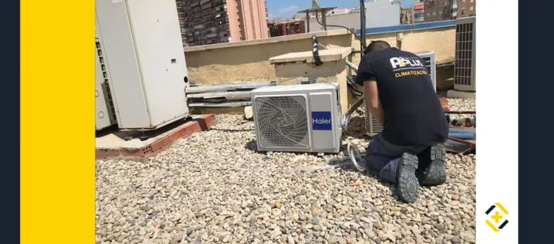 Técnico realizando mantenimiento de aire acondicionado en una azotea. Se ve una unidad Haier y otras unidades de climatización.