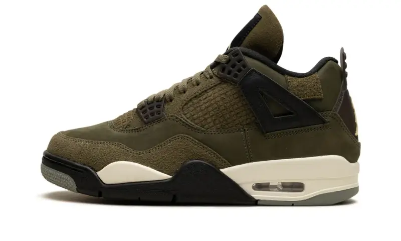 Sneaker Jordan 4 color verde militare, con dettagli in camoscio e tessuto tecnico. Un look audace per chi ama lo stile 420.