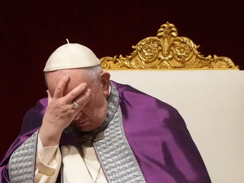 Papst Franziskus mit der Hand im Gesicht, nachdenklich über die Folgen eines Kirchenaustritts.