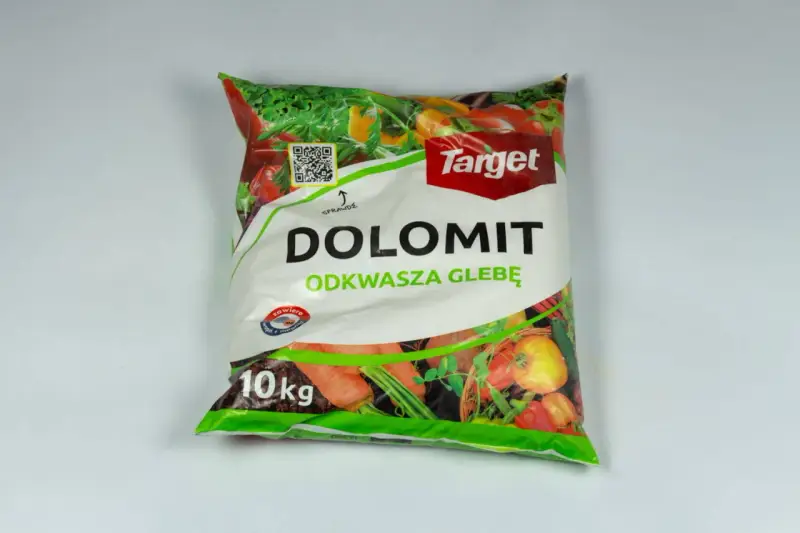 Opakowanie nawozu "Dolomit" marki Target. Produkt odkwasza glebę, nie jest szkodliwy dla roślin, zawiera wapń i magnez. 10 kg.