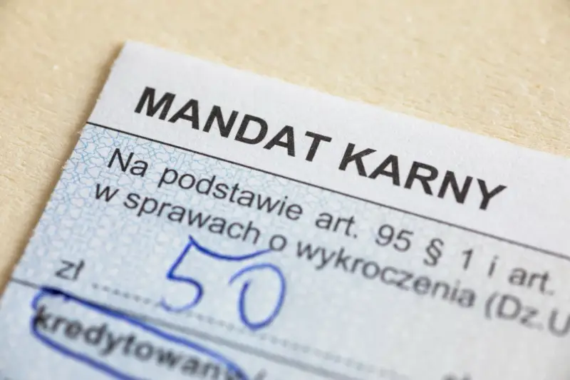 Fragment mandatu karnego z kwotą 50 zł. Zastanawiasz się, ile czasu na zapłacenie mandatu? Sprawdź przepisy.