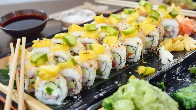 Roladki sushi z mango i awokado, obok sos sojowy i wasabi. Czy to kanpyo co to za składnik?