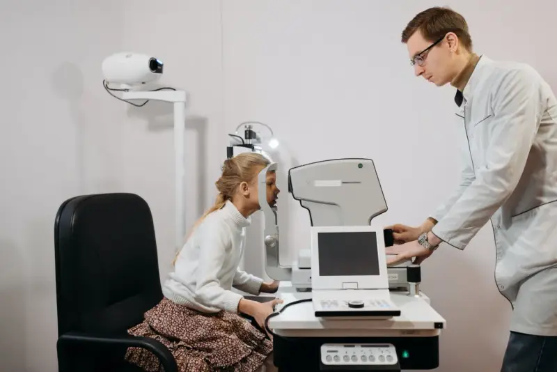 Okulista bada wzrok dziewczynki. Czy do okulisty potrzebne jest skierowanie? Zależy od placówki.