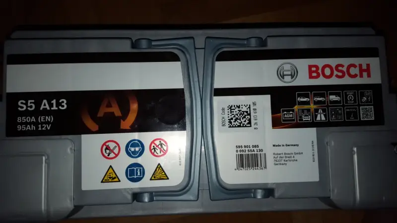 Akumulator Bosch S5 A13, 95Ah 12V. Na etykiecie widoczny kod QR i numer seryjny, który może zawierać datę produkcji akumulatora.