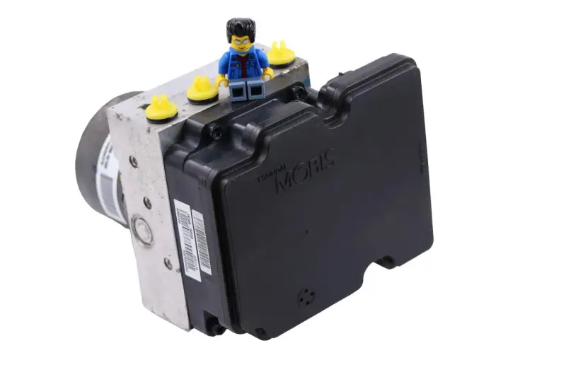 Moduł ABS Hyundai Mobis. Może być powiązany z błędem DTC C1201 Toyota. Figurka Lego na górze.