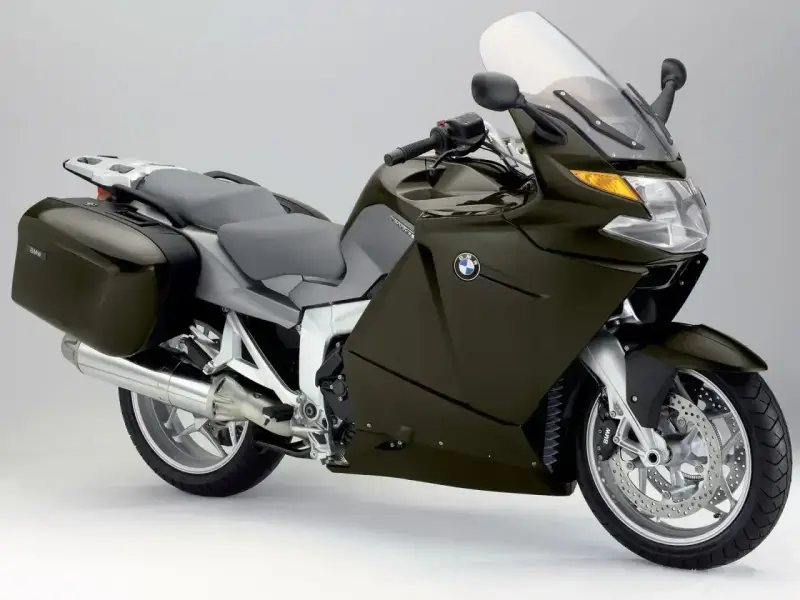 BMW K 1200 GT w kolorze ciemnozielonym z kuframi, na białym tle.