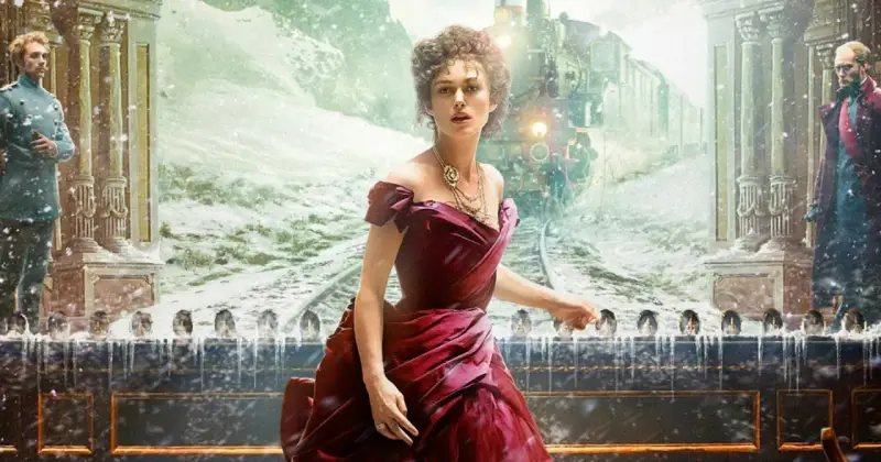 Anna Karenina w bordowej sukni, na tle pędzącego pociągu i śnieżnego krajobrazu. Obok stoją mężczyźni w strojach z epoki.