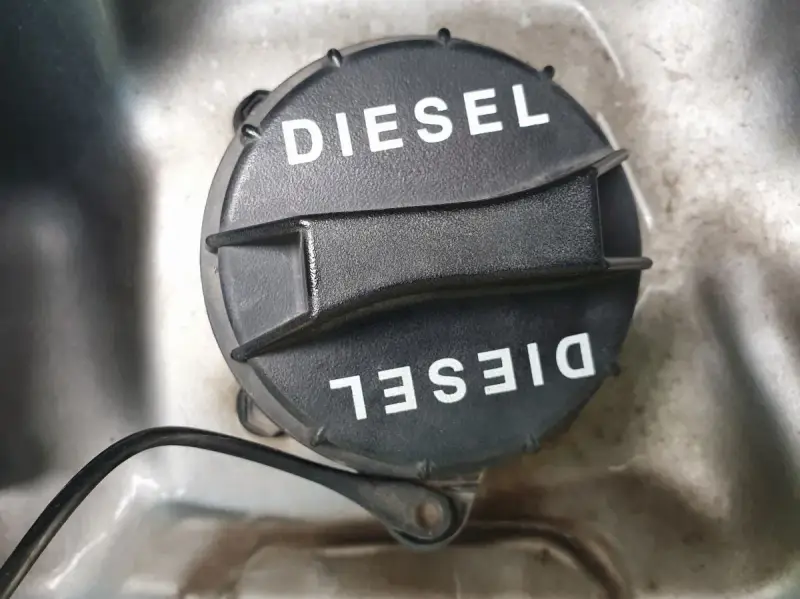 Czarna zakrętka wlewu paliwa z napisem DIESEL. To ważny element, by nie pomylić paliwa, np. z diesel B7.
