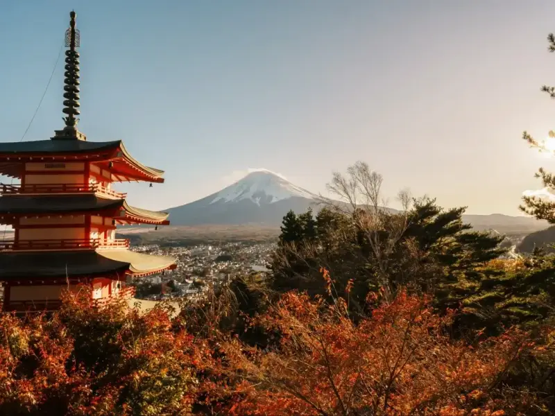 Piękna pagoda i góra Fudżi. Zastanawiasz się, czy do Japonii potrzebna jest wiza? Sprawdź przed podróżą!