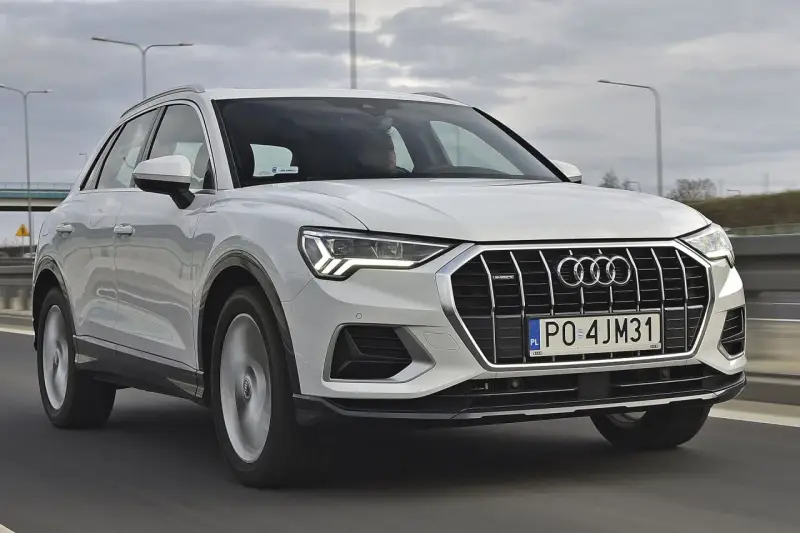 Białe Audi Q3 w ruchu drogowym. Sprawdź aktualną audi q3 cena i ofertę.