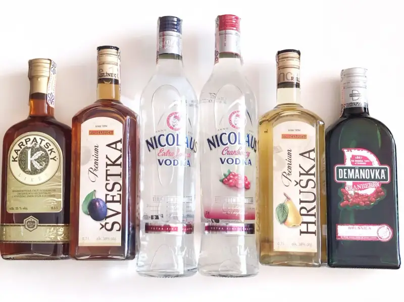 Co kupić na Słowacji? Różne rodzaje wódek i likierów: Karpacki Likier, Śliwkowa Švestka, Nicolaus Vodka, Hruška, Demanovka Cranberry.