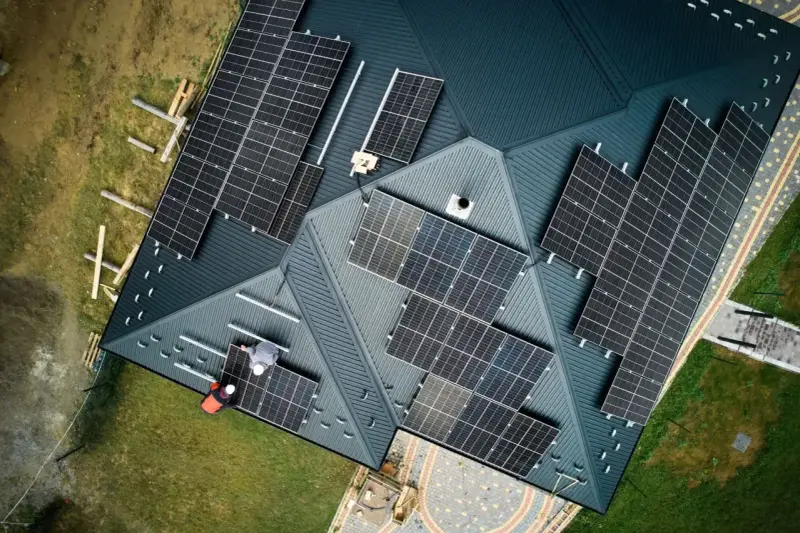 Montaż paneli fotowoltaicznych na dachu domu. To krok w stronę czystego powietrza i niezależności energetycznej.