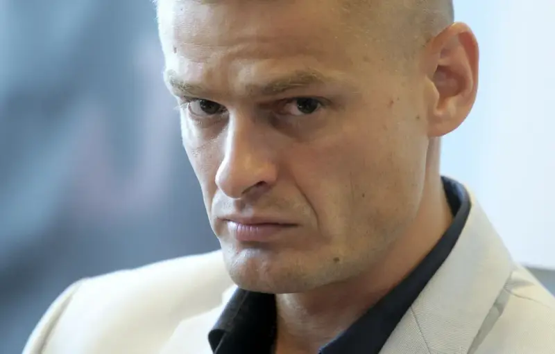 Tomasz Komenda zamyślony, w jasnej marynarce. Jego sprawa budzi emocje.