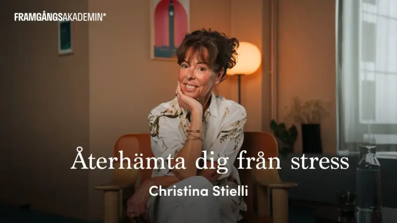 Christina Stielli, som lärt sig att hon är bra nog, ler och vilar hakan i handen. Hon sitter i en fåtölj och texten "Återhämta dig från stress" syns.