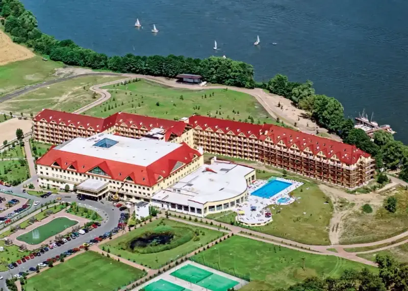 Hotel Gołębiowski w Mikołajkach z basenem i widokiem na jezioro. Sprawdź aktualny mikolajki golebiewski cennik.