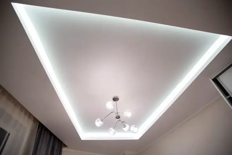 Nowoczesny sufit napinany z podświetleniem LED i designerską lampą. Sprawdź, jaka jest sufity napinane cena.