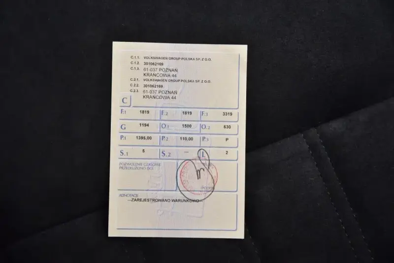 Pozwolenie czasowe pojazdu z danymi Volkswagen Group Polska. Dokument zawiera informacje o rejestracji i przedłużeniu ważności.