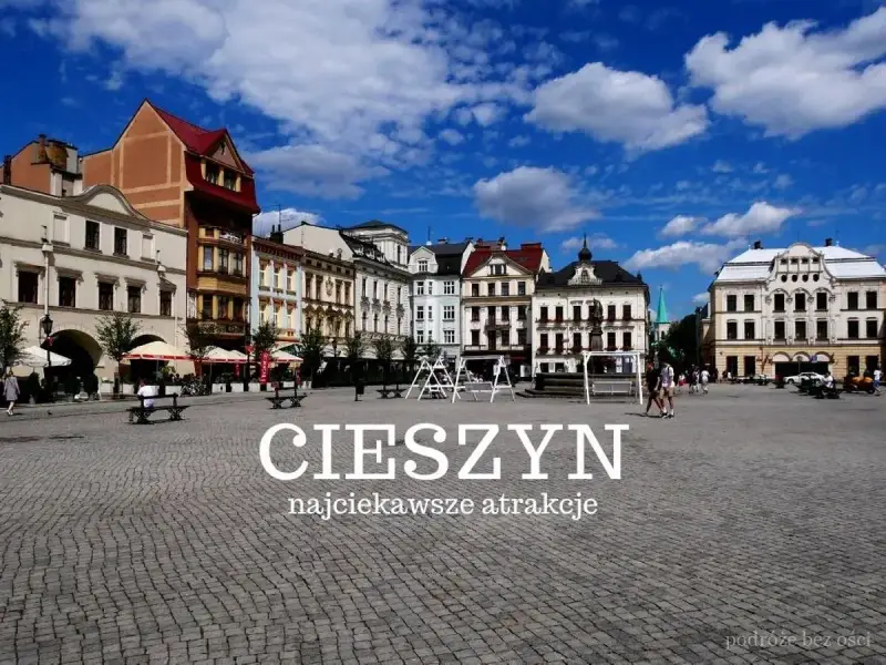 Rynek w Cieszynie, z kolorowymi kamienicami i błękitnym niebem, zaprasza do odkrywania jego najciekawszych atrakcji.