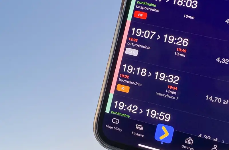 Telefon wyświetla rozkład jazdy pociągów z informacją o opóźnieniach.