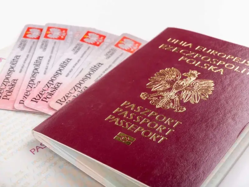 Paszport i kilka dowodów osobistych. Czy do Rzymu można lecieć na dowód osobisty? Sprawdź przepisy!