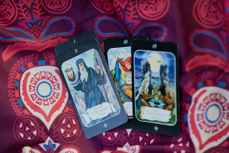Tarot horoskop na jutro: karty przedstawiają pustelnika, koło fortuny i księżyc.