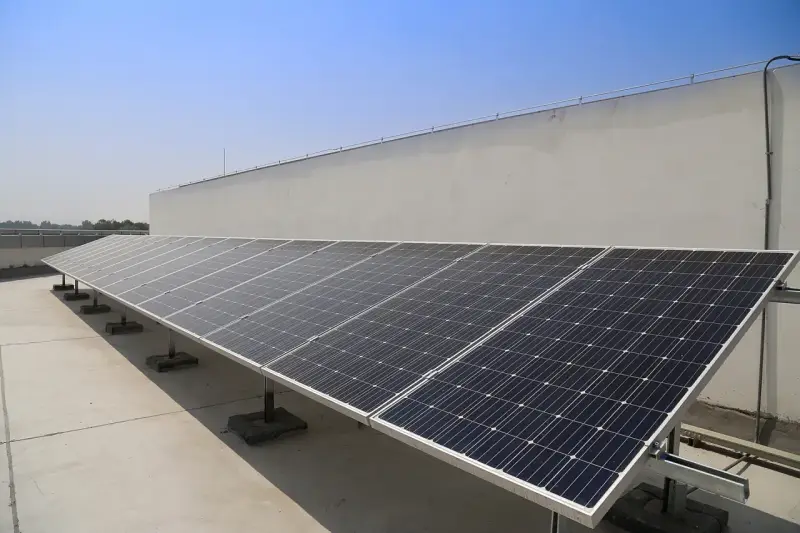 Paneles solares en una azotea, capturando la energía solar térmica para un futuro más verde.