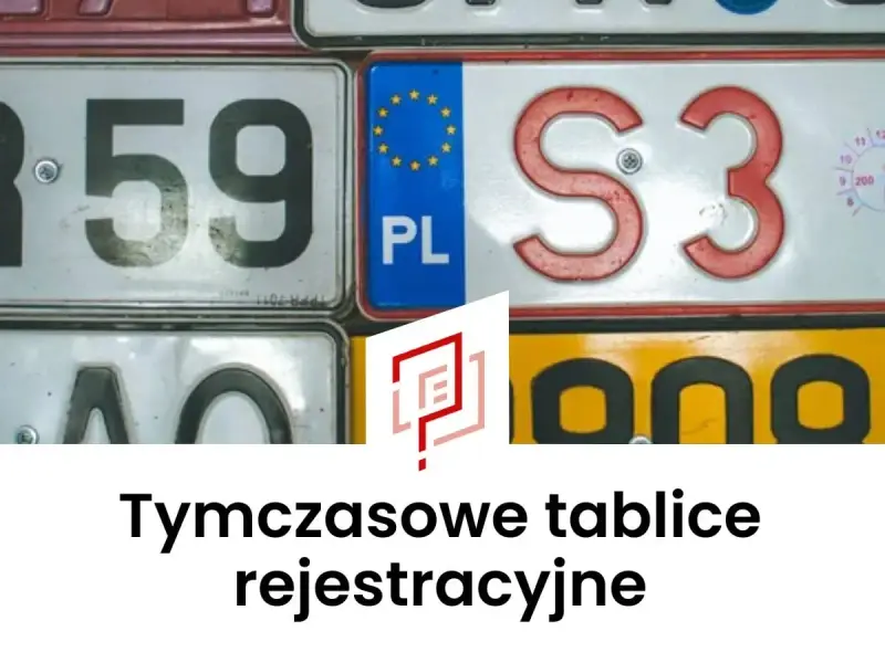 Zbliżenie na różne tablice rejestracyjne, w tym te z oznaczeniem "PL" i numerem "59". Poniżej widoczny napis "Tymczasowe tablice rejestracyjne".