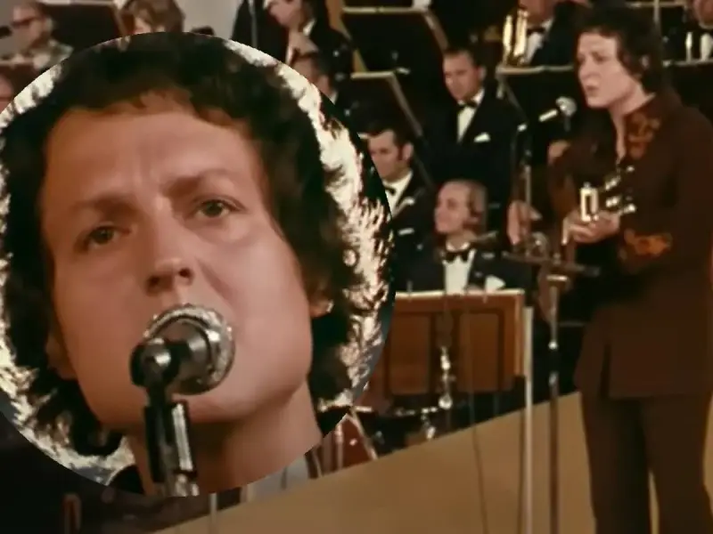 Kto śpiewał "Zegarmistrz światła purpurowy"? To on, z mikrofonem i gitarą, na tle orkiestry.