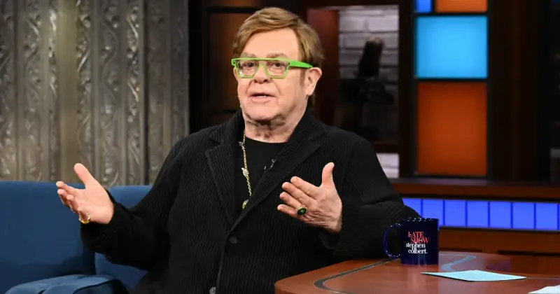 Elton John w zielonych okularach, z bogatym majątkiem, opowiada w programie.