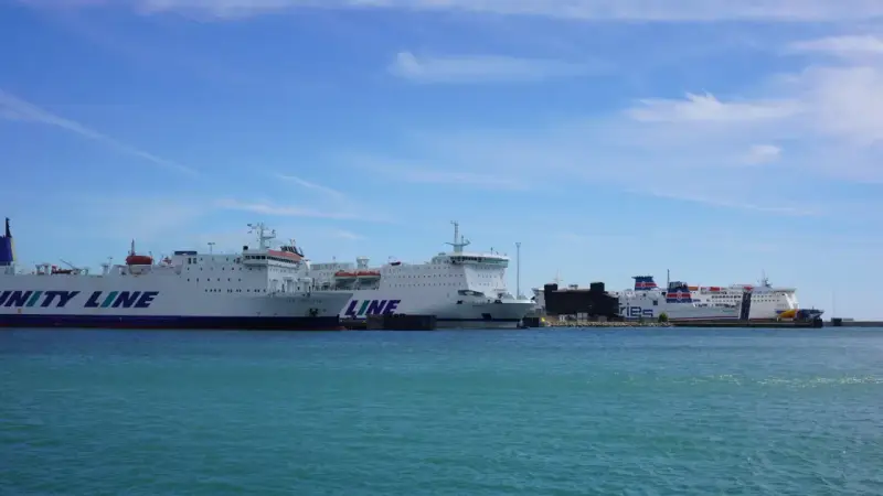 Promy Unity Line i Fjord Line czekają w porcie. Zastanawiasz się, ile płynie prom z Ystad do Świnoujścia?