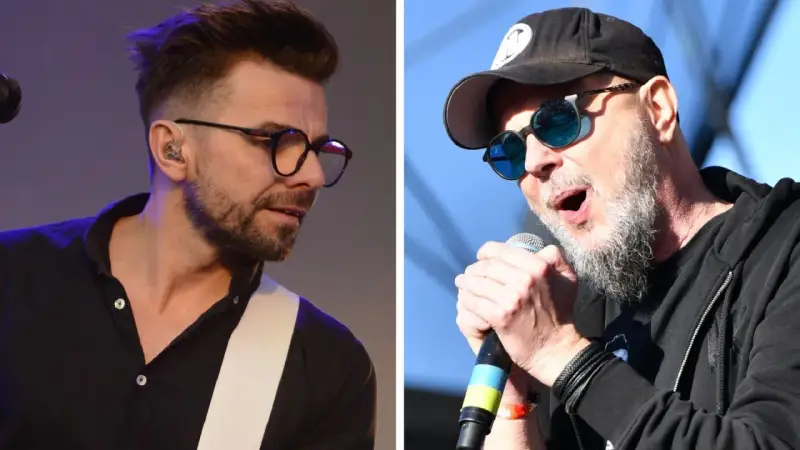 Strachy na lachy: dwaj muzycy na scenie. Jeden w okularach i czarnej koszuli, drugi w czapce, okularach przeciwsłonecznych i z mikrofonem.