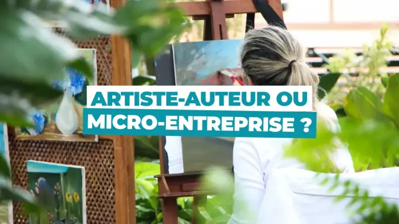 Une artiste, en statut artiste libre, peint en extérieur. Le texte "ARTISTE-AUTEUR OU MICRO-ENTREPRISE ?" est superposé.