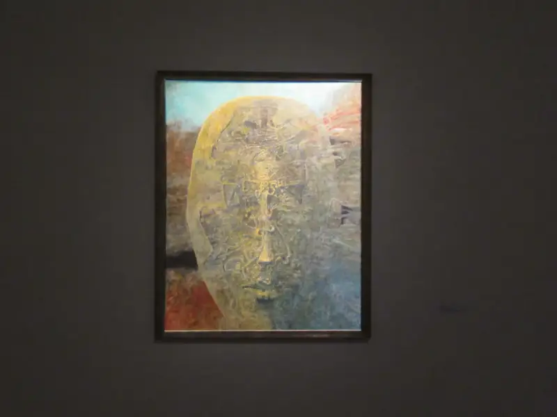 Jedna z najsłynniejszych obrazów Beksińskiego: surrealistyczna, złocista twarz wyłaniająca się z mroku, pełna tajemniczych detali.