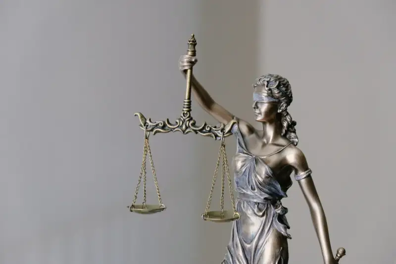 Temida z wagą, symbol sprawiedliwości, przypomina o zasadach 92 kpk.