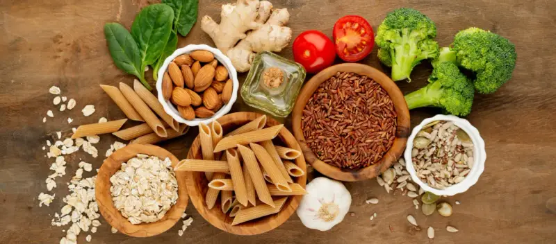 Alimentos como almendras, avena, brócoli y semillas son fuentes de fitoestrógenos naturales.