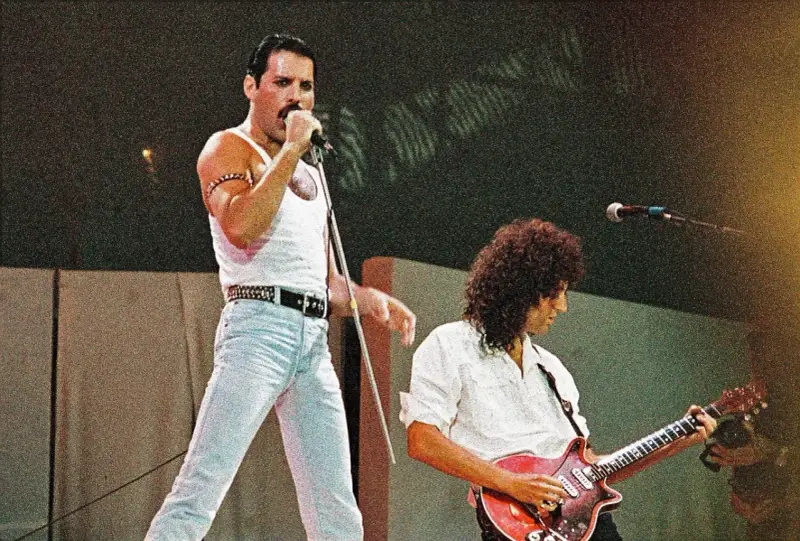 Freddie Mercury śpiewa, a Brian May gra na gitarze podczas legendarnego występu Queen na Live Aid 1985.