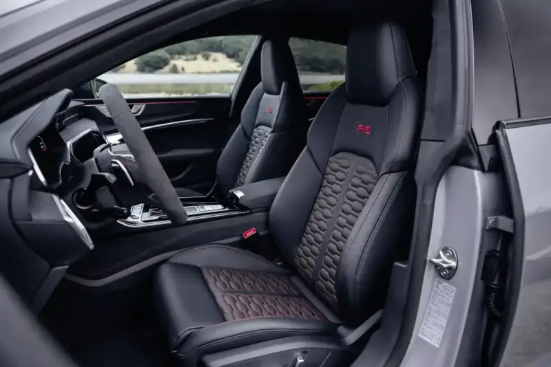 Wnętrze Audi RS7 z czerwonymi akcentami i sportowymi fotelami. Zastanawiasz się nad audi rs7 cena?