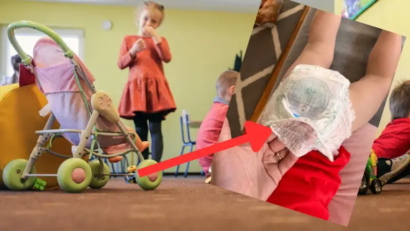 Dziecko w pampersie, obok wózek dla lalek i inne dzieci bawiące się w pokoju.
