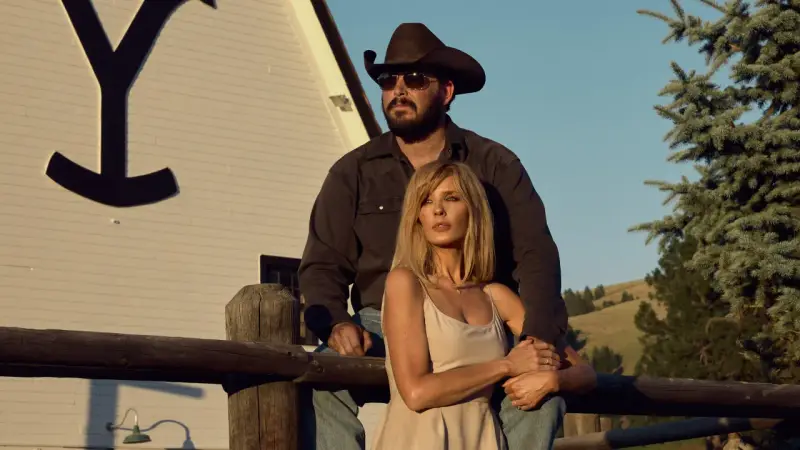 John Dutton i Beth Dutton na ranczu w Yellowstone sezon 5. Słońce zachodzi nad Montaną, a oni patrzą w dal.