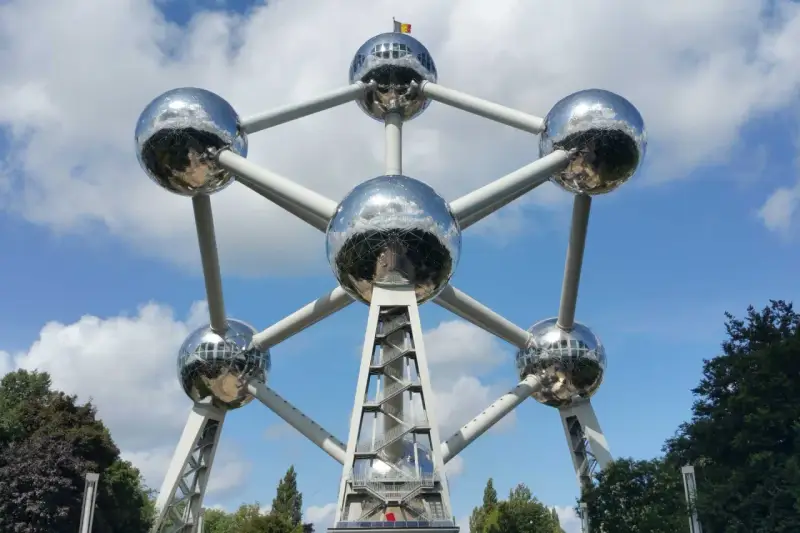 Atomium, symbol Brukseli, lśni w słońcu. To miejsce, gdzie jest Bruksela, przyciąga turystów.