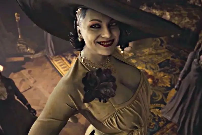 Uśmiechnięta Lady Dimitrescu w eleganckiej sukni i kapeluszu, z naszyjnikiem i ozdobą z kwiatów na piersi.