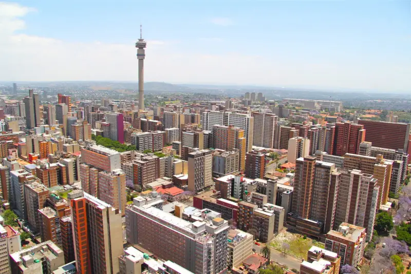 Widok na Johannesburg z wieżą Hillbrow Tower. Miasto tętni życiem, a pytanie "czy Johannesburg jest bezpieczny" pozostaje otwarte.